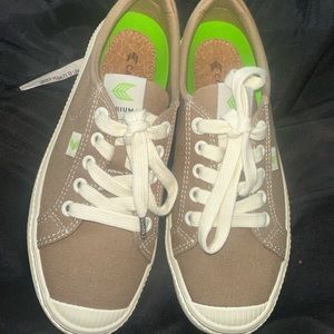 Cariuma Oca Low Sand Canvas Sneakers Women's Size 6.5 NEW